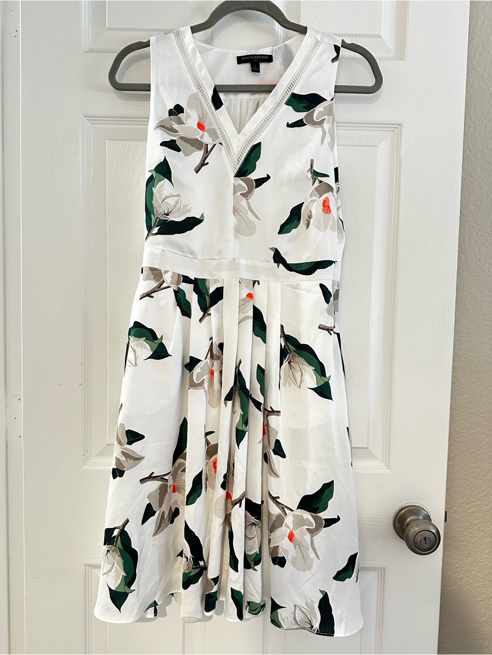 Banana Republic Magnolia Floral Fit & Flare Dress Size 2 - Picture 4 of 9